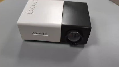 Proyector mini HD compacto de más de 3000 lúmenes: imágenes 3D vívidas, amplia compatibilidad y práctico control remoto para cine en casa